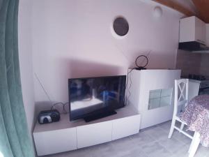 En tv och/eller ett underhållningssystem på Kuća za odmor Dobrila