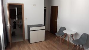 a room with a counter and a table and chairs at Ubytovanie u Albína in Betlanovce