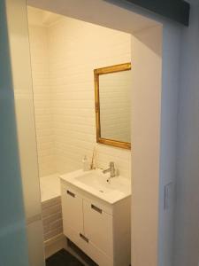 un baño con lavabo y espejo en Séqua Apartamento, en Tavira