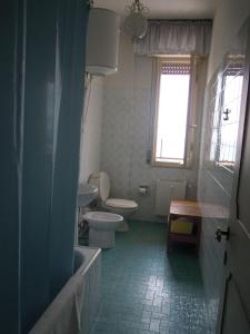 a bathroom with two toilets and a tub and a sink at Casa Alessandra in Lerici