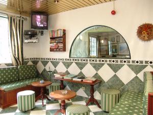 een bar met een spiegel en een tafel en stoelen bij VilaBranca in Albufeira