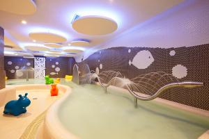 a bathroom with a bath tub with animals in it at Harmony Hotel in Špindlerův Mlýn