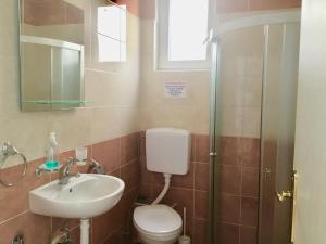 Koupelna v ubytování DK Apartmani