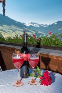eine Flasche Wein und zwei Gläser auf dem Tisch in der Unterkunft Haus Gmahblick Appartments in Alpbach