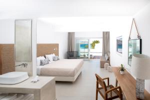 Letto o letti in una camera di Manoula's Beach Mykonos Resort