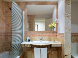 A bathroom at H10 Playa Esmeralda - Adults Only