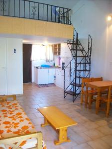 アギオカンポスにあるApartments Elena & Mariosのリビングルーム(ロフトベッド1台付)、キッチンが備わります。