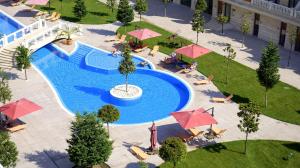 - une vue sur la piscine bordée de chaises et de parasols dans l'établissement Апартаменти Варна Саут на плажа - Varna South Apartments on the beach, à Varna