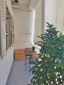 einen Balkon mit einem Tisch und einer Topfpflanze in der Unterkunft Blu Maris Sicilia Guesthouse in Marina di Ragusa