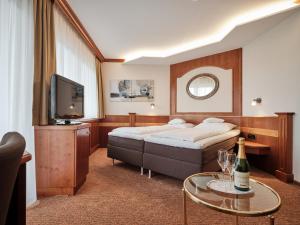Ein Bett oder Betten in einem Zimmer der Unterkunft Badhotel Restaurant Stauferland