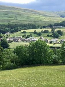 Une petite ville au milieu d'un champ verdoyant dans l'établissement Weardale Cottage, à Saint Johns Chapel