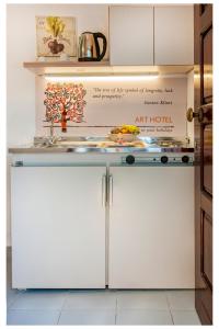 Cucina o angolo cottura di Tree of Life Art Hotel