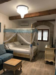 Кровать или кровати в номере Couvent des Carmes