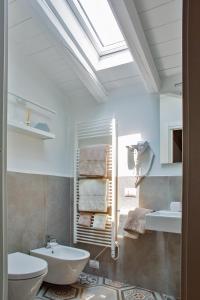 PassiranoにあるCascina San Martinoのバスルーム(白い洗面台、トイレ付)