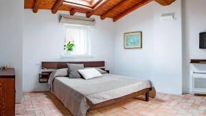 1 dormitorio con cama y ventana en Cascina San Martino en Passirano
