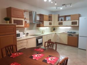 Kuchyňa alebo kuchynka v ubytovaní Zoli Apartmanok-Zoli Kölcsey 19 Villa