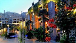 ゴールデン・サンズにあるArgisht Partez Hotel ALL INCLUSIVEの植物がたくさん立ち並ぶ建物