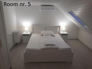 Posteľ alebo postele v izbe v ubytovaní Zoli Apartmanok-Zoli Kölcsey 19 Villa