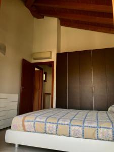 Un dormitorio con una cama y armarios de madera. en Villetta Iris, en Garda
