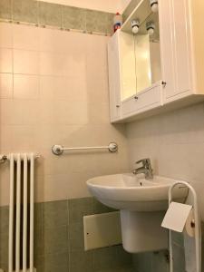 baño con lavabo, espejo y radiador en Villetta Iris, en Garda 24 fotos más