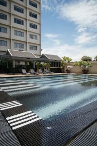 una piscina frente a un edificio en Witz Bangkok Ramkhamhaeng en Bangkok