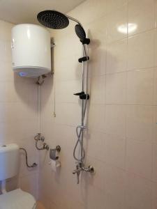 een badkamer met een douche met een douchekop bij Apartments Bravo 1-Vichevi in Sunny Beach