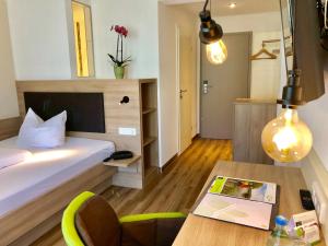 Postel nebo postele na pokoji v ubytování Flair Hotel Grüner Baum