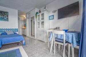 um quarto com uma cama, uma mesa e cadeiras em Comodoro Estudio Vista Mar Explotaciones Ravel em Arona