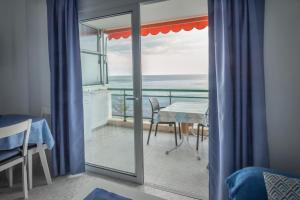 a room with a balcony with a view of the ocean at Comodoro Estudio Vista Mar Explotaciones Ravel in Arona