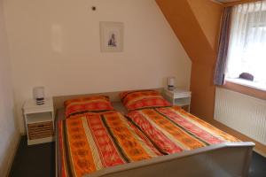 a bedroom with two beds and a window at Ferienwohnung Irmgard in Nördlingen