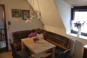 a dining room with a wooden table and chairs at Ferienwohnung Irmgard in Nördlingen