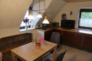 a living room with a wooden table and a kitchen at Ferienwohnung Irmgard in Nördlingen