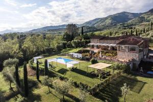 una vista aérea de una casa con piscina y patio en Ampio appartamento completamente rinnovato con vista e piscina, en Lucca