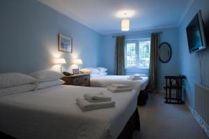The White Rock Hotel tesisinde bir odada yatak veya yataklar