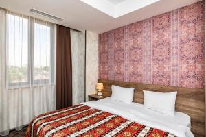 um quarto de hotel com uma cama e uma janela em Old Side Boutique Hotel em Tbilisi