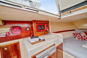 HEBERGEMENTS BATEAUX A QUAIにあるキッチンまたは簡易キッチン
