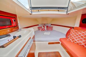 - un petit bateau avec un lit et un lavabo dans l'établissement HEBERGEMENTS BATEAUX A QUAI, à Porquerolles 37 autres photos