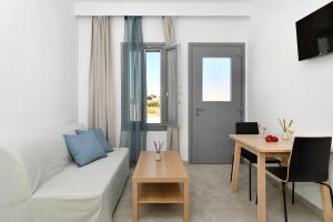 Televízia a/alebo spoločenská miestnosť v ubytovaní Harmony Apartments