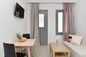 Televízia a/alebo spoločenská miestnosť v ubytovaní Harmony Apartments
