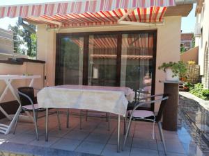 un tavolo e sedie su un patio con ombrellone di Apartments Vitae a Pola (Pula)