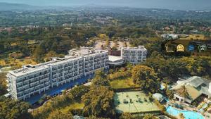 widok na budynek z kortem tenisowym w obiekcie R Hotel Rancamaya w mieście Bogor