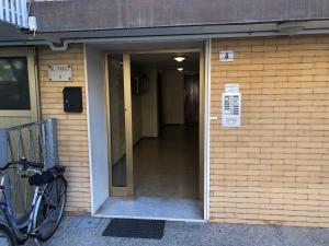 una porta per un edificio con una bicicletta parcheggiata fuori di Al Faro a Grado