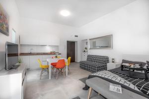 a living room with a kitchen and a dining room at Apartment Tara & Ana in Pula