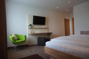 TV a/nebo společenská místnost v ubytování Flair Hotel Grüner Baum