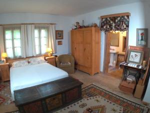 ein Schlafzimmer mit einem Bett, einem Schreibtisch und einem Spiegel in der Unterkunft Casa Pintea - Bucovina in Kloster Humor