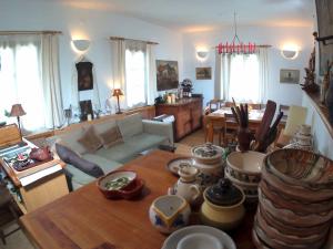 ein Wohnzimmer mit Tisch und Couch in der Unterkunft Casa Pintea - Bucovina in Kloster Humor