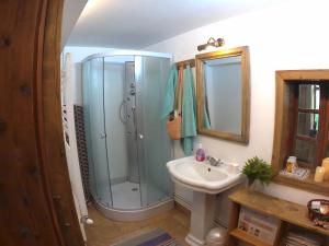 ein Badezimmer mit Dusche und Waschbecken in der Unterkunft Casa Pintea - Bucovina in Kloster Humor + 40 Fotos