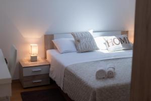 Posteľ alebo postele v izbe v ubytovaní Apartmani Admiral