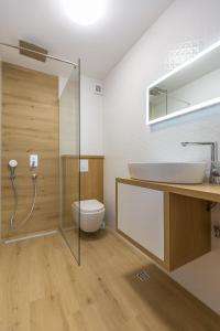 La salle de bains est pourvue d'un lavabo et de toilettes. dans l'établissement Apartmani Arapovic, à Baška Voda