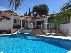 巴拉吕克莱班Rêv'de Thau的一栋房子前面有游泳池的别墅